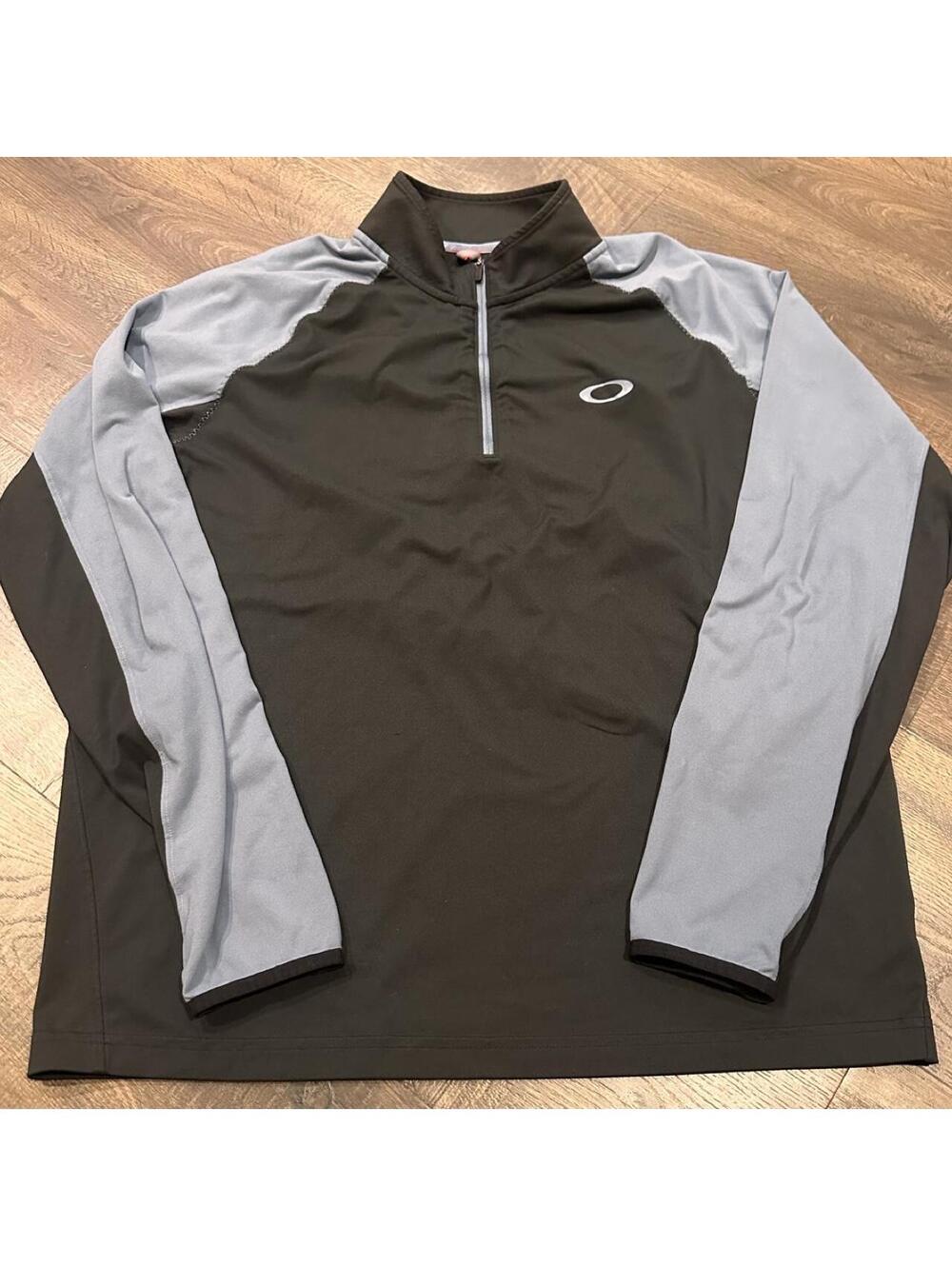 Oakley Men's Grey and Black Sweatshirt